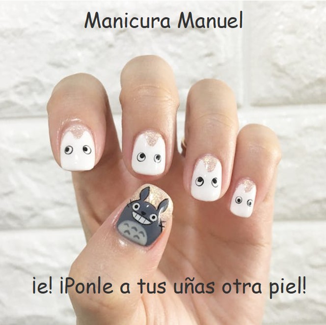 La Mano Izquierda De La Persona Mostrando Esmalte De Uñas Blanco